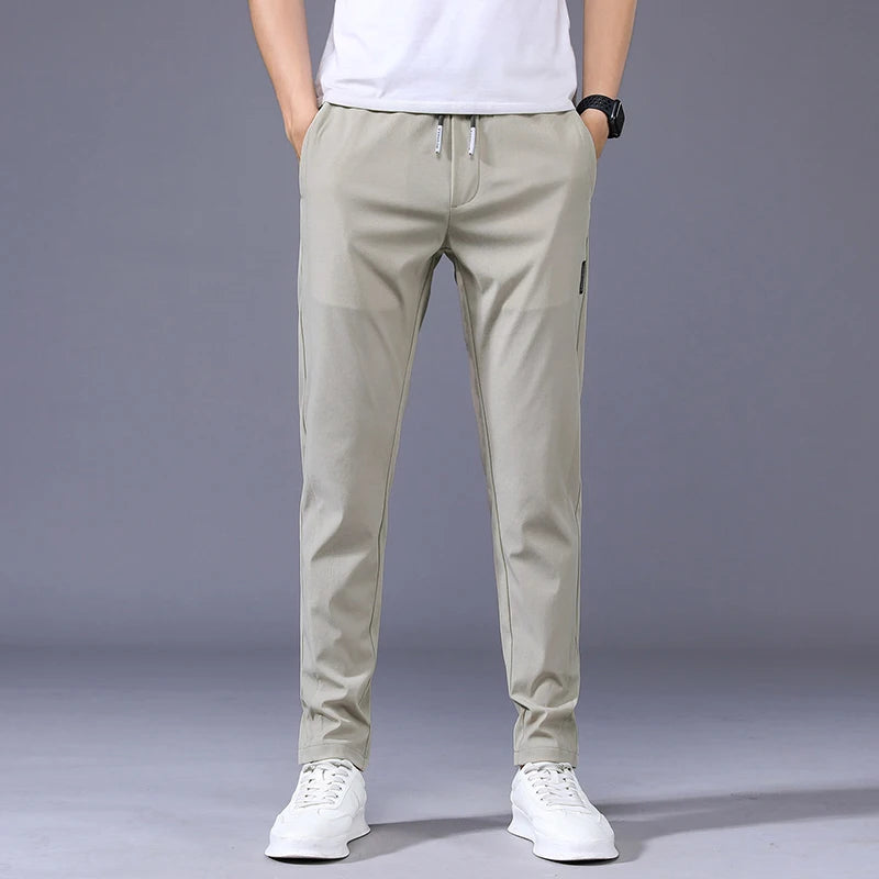 Pantaloni casual da uomo estivi, sottili, con elasticità morbida. Vita con lacci Tinta unita e Tasca applique.

LA COLLEZIONE  "ARTICOLI A PREZZI ULTRA BASSI" NON GARANTISCE QUALITA, RESI NE TEMPI BREVI DI CONSEGNA.