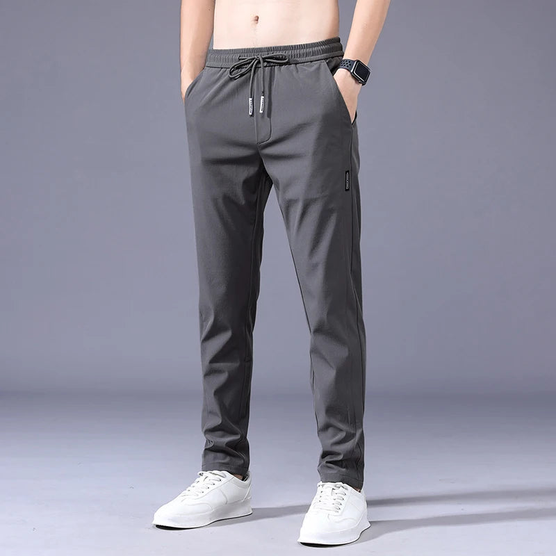 Pantaloni casual da uomo estivi, sottili, con elasticità morbida. Vita con lacci Tinta unita e Tasca applique.

LA COLLEZIONE  "ARTICOLI A PREZZI ULTRA BASSI" NON GARANTISCE QUALITA, RESI NE TEMPI BREVI DI CONSEGNA.